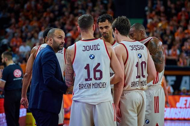 FC Bayern player group around T J Parker FC Bayern, Assistant Coach GER, ratiopharm ulm vs FC Bayern, Basketball, Matchday 8, EasyCredit Bundesliga, Season 2025 2026, 23 11 2025 GER, ratiopharm ulm vs FC Bayern, Basketball, Matchday 8, EasyCredit Bundesliga, Season 2025 2026, 23 11 2025 New Ulm Copyright: xEibner-Pressefoto GeraldxOelze-dexStoppanyx EP_ODS