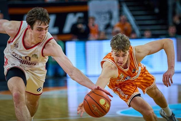 Justinian Jessup FC Bayern, 10 wins the ball against Tobias Jensen ratiopharm ulm, 07 GER, ratiopharm ulm vs FC Bayern, Basketball, Matchday 8, EasyCredit Bundesliga, Season 2025 2026, 23 11 2025 GER, ratiopharm ulm vs FC Bayern, Basketball, Matchday 8, EasyCredit Bundesliga, Season 2025 2026, 23 11 2025 New Ulm Copyright: xEibner-Pressefoto GeraldxOelze-dexStoppanyx EP_ODS