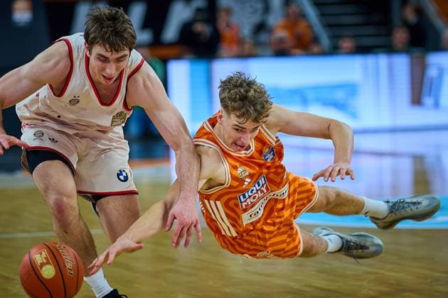 Justinian Jessup FC Bayern, 10 wins the ball against Tobias Jensen ratiopharm ulm, 07 GER, ratiopharm ulm vs FC Bayern, Basketball, Matchday 8, EasyCredit Bundesliga, Season 2025 2026, 23 11 2025 GER, ratiopharm ulm vs FC Bayern, Basketball, Matchday 8, EasyCredit Bundesliga, Season 2025 2026, 23 11 2025 New Ulm Copyright: xEibner-Pressefoto GeraldxOelze-dexStoppanyx EP_ODS