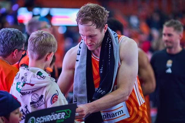Christian Sengfelder ratiopharm ulm, 43 signs autographs GER, ratiopharm ulm vs FC Bayern, Basketball, Matchday 8, EasyCredit Bundesliga, Season 2025 2026, 23 11 2025 GER, ratiopharm ulm vs FC Bayern, Basketball, Matchday 8, EasyCredit Bundesliga, Season 2025 2026, 23 11 2025 Neu Ulm Copyright: xEibner-Pressefoto GeraldxOelze-dexStoppanyx EP_ODS