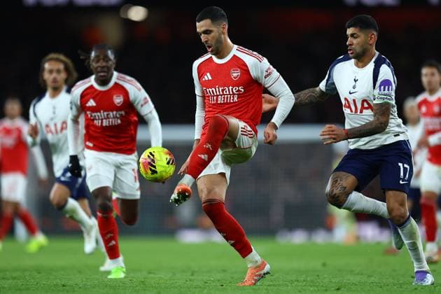 Mikel Merino of Arsenal and Cristian Romero of Tottenham Hotspur Arsenal v Tottenham Hotspur, Premier League, Football, Emirates Stadium, London, UK - 23 Nov 2025London Emirates Stadium United Kingdom EDITORIAL USE ONLY No use with unauthorised audio, video, data, fixture lists, club league logos or live services. Online in-match use limited to 120 images, no video emulation. No use in betting, games or single club league player publications.  Copyright: xMichaelxZemanek Shutterstockx 15860967ba