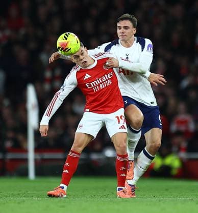 Joao Palhinha of Tottenham Hotspur competes for the ball with Leandro Trossard of Arsenal Arsenal v Tottenham Hotspur, Premier League, Football, Emirates Stadium, London, UK - 23 Nov 2025London Emirates Stadium United Kingdom EDITORIAL USE ONLY No use with unauthorised audio, video, data, fixture lists, club league logos or live services. Online in-match use limited to 120 images, no video emulation. No use in betting, games or single club league player publications.  Copyright: xMichaelxZemanek Shutterstockx 15860967bc
