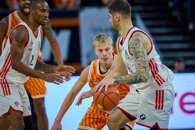 Teo Milicic ratiopharm ulm, 44 concentrated in defense against Stefan Jovic FC Bayern, 16 GER, ratiopharm ulm vs FC Bayern, Basketball, Matchday 8, EasyCredit Bundesliga, Season 2025 2026, 23 11 2025 GER, ratiopharm ulm vs FC Bayern, Basketball, Matchday 8, EasyCredit Bundesliga, Season 2025 2026, 23 11 2025 New Ulm Copyright: xEibner-Pressefoto GeraldxOelze-dexStoppanyx EP_ODS