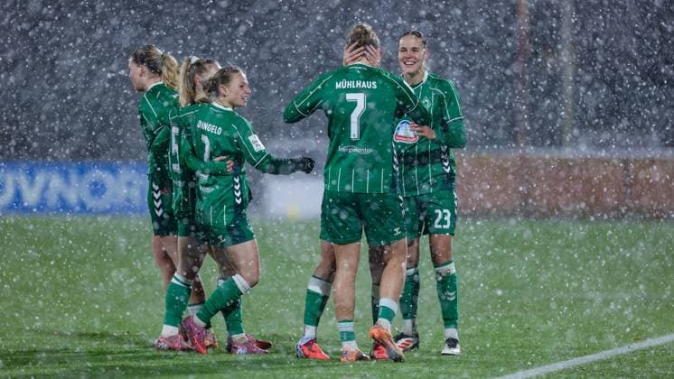 SV Werder Bremen players with goal celebration, cheering, jubilant, optimistic, match scene, highlight, joy about the goal to 1 1, THE DFB REGULATIONS PROHIBIT ANY USE OF PHOTOGRAPHS AS IMAGE SEQUENCES AND OR QUASI VIDEO , 23 11 2025, Bremen Germany , Football, Google Pixel Womens Bundesliga, SV Werder Bremen 1 FC Köln xobx