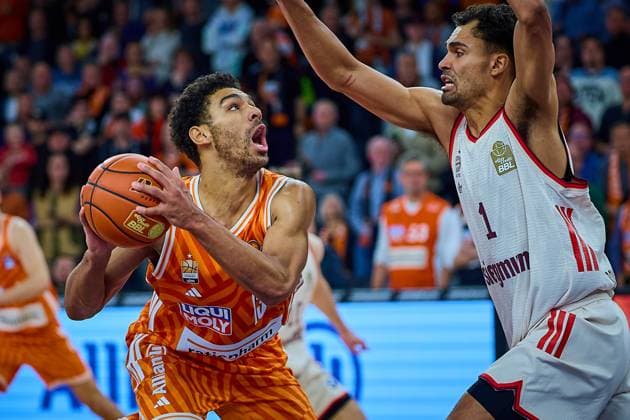 Mark Smith ratiopharm ulm, 13 sets against Oscar da Silva FC Bayern, 01 to throw GER, ratiopharm ulm vs FC Bayern, Basketball, Matchday 8, EasyCredit Bundesliga, Season 2025 2026, 23 11 2025 GER, ratiopharm ulm vs FC Bayern, Basketball, Matchday 8, EasyCredit Bundesliga, Season 2025 2026, 23 11 2025 New Ulm Copyright: xEibner-Pressefoto GeraldxOelze-dexStoppanyx EP_ODS