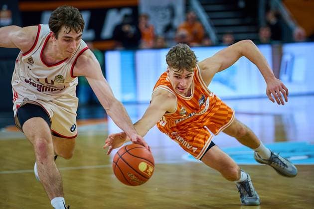 Justinian Jessup FC Bayern, 10 wins the ball against Tobias Jensen ratiopharm ulm, 07 GER, ratiopharm ulm vs FC Bayern, Basketball, Matchday 8, EasyCredit Bundesliga, Season 2025 2026, 23 11 2025 GER, ratiopharm ulm vs FC Bayern, Basketball, Matchday 8, EasyCredit Bundesliga, Season 2025 2026, 23 11 2025 New Ulm Copyright: xEibner-Pressefoto GeraldxOelze-dexStoppanyx EP_ODS