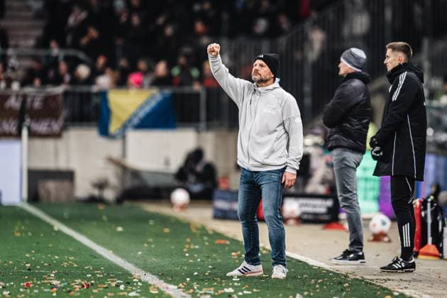 Soccer Men Season 2025 2026 Soccer Bundesliga 11 Matchday FC St Pauli vs 1 FC Union Berlin 23 11 2025 Coach Steffen Baumgart 1 FC Union Berlin cheers after the victory Hamburg Millerntor Stadium Hamburg Germany