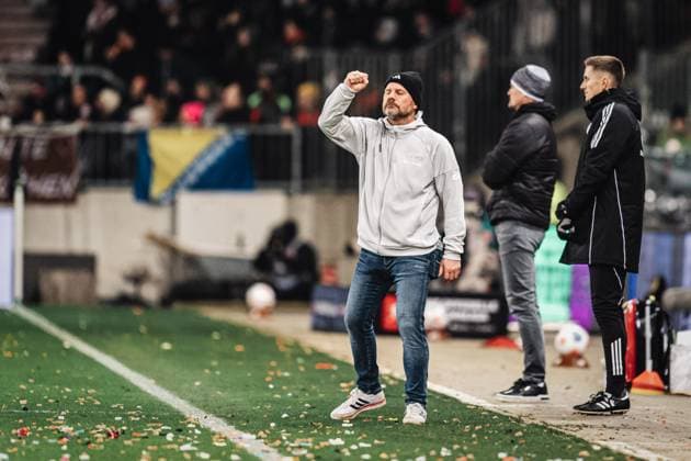 Soccer Men Season 2025 2026 Soccer Bundesliga 11 Matchday FC St Pauli vs 1 FC Union Berlin 23 11 2025 Coach Steffen Baumgart 1 FC Union Berlin cheers after the victory Hamburg Millerntor Stadium Hamburg Germany