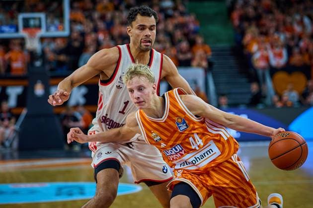 duel, duel between Teo Milicic ratiopharm ulm, 44 and Oscar da Silva FC Bayern, 01 GER, ratiopharm ulm vs FC Bayern, Basketball, Matchday 8, EasyCredit Bundesliga, Season 2025 2026, 23 11 2025 GER, ratiopharm ulm vs FC Bayern, Basketball, Matchday 8, EasyCredit Bundesliga, Season 2025 2026, 23 11 2025 New Ulm Copyright: xEibner-Pressefoto GeraldxOelze-dexStoppanyx EP_ODS