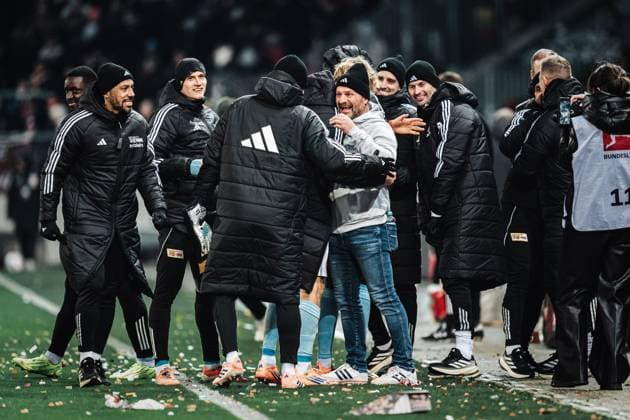 Soccer Men Season 2025 2026 Soccer Bundesliga 11 Matchday FC St Pauli vs 1 FC Union Berlin 23 11 2025 Coach Steffen Baumgart 1 FC Union Berlin cheers after the victory Hamburg Millerntor Stadium Hamburg Germany