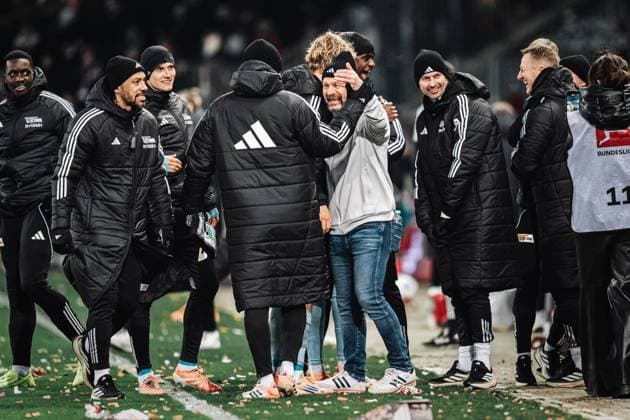 Soccer Men Season 2025 2026 Soccer Bundesliga 11 Matchday FC St Pauli vs 1 FC Union Berlin 23 11 2025 Coach Steffen Baumgart 1 FC Union Berlin cheers after the victory Hamburg Millerntor Stadium Hamburg Germany