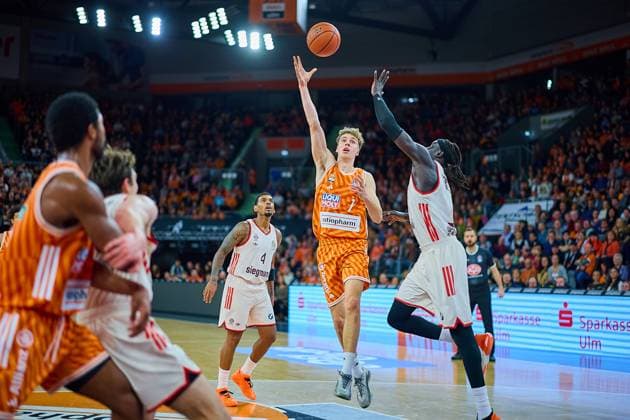 duel, duel between Tobias Jensen ratiopharm ulm, 07 and Isiaha Mike FC Bayern, 22 GER, ratiopharm ulm vs FC Bayern, Basketball, Matchday 8, EasyCredit Bundesliga, Season 2025 2026, 23 11 2025 GER, ratiopharm ulm vs FC Bayern, Basketball, Matchday 8, EasyCredit Bundesliga, Season 2025 2026, 23 11 2025 New Ulm Copyright: xEibner-Pressefoto GeraldxOelze-dexStoppanyx EP_ODS