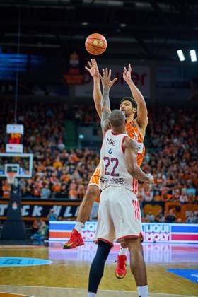 Mark Smith ratiopharm ulm, 13 attacks the basket against Isiaha Mike FC Bayern, 22 GER, ratiopharm ulm vs FC Bayern, Basketball, Matchday 8, EasyCredit Bundesliga, Season 2025 2026, 23 11 2025 GER, ratiopharm ulm vs FC Bayern, Basketball, Matchday 8, EasyCredit Bundesliga, Season 2025 2026, 23 11 2025 New Ulm Copyright: xEibner-Pressefoto GeraldxOelze-dexStoppanyx EP_ODS