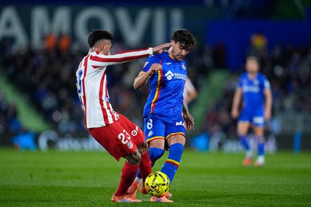 November 23, 2025, Getafe, Madrid, Spain: Mauro Arambarri of Getafe CF and Nico Gonzalez of Atletico de Madrid compete for the ball during the Spanish League, LaLiga EA Sports, football match played between Getafe CF and Atletico de Madrid at Coliseum de Getafe stadium on November 23, 2025, in Getafe, Spain. Getafe Spain - ZUMAa181 20251123_zaa_a181_226 Copyright: xDennisxAgyemanx