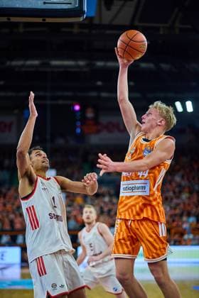 Basket shot by Teo Milicic ratiopharm ulm, 44 against Oscar da Silva FC Bayern, 01 GER, ratiopharm ulm vs FC Bayern, Basketball, Matchday 8, EasyCredit Bundesliga, Season 2025 2026, 23 11 2025 GER, ratiopharm ulm vs FC Bayern, Basketball, Matchday 8, EasyCredit Bundesliga, Season 2025 2026, 23 11 2025 New Ulm Copyright: xEibner-Pressefoto GeraldxOelze-dexStoppanyx EP_ODS