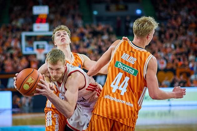 Nils Giffey FC Bayern, 05 prevails against Tobias Jensen ratiopharm ulm, 07 and Teo Milicic ratiopharm ulm, 44 GER, ratiopharm ulm vs FC Bayern, Basketball, Matchday 8, EasyCredit Bundesliga, Season 2025 2026, 23 11 2025 GER, ratiopharm ulm vs FC Bayern, Basketball, Matchday 8, EasyCredit Bundesliga, Season 2025 2026, 23 11 2025 New Ulm Copyright: xEibner-Pressefoto GeraldxOelze-dexStoppanyx EP_ODS