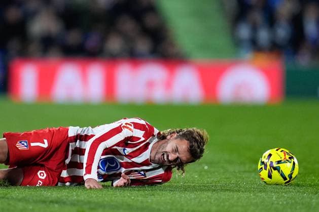 November 23, 2025, Getafe, Madrid, Spain: Antoine Griezmann of Atletico de Madrid hurts during the Spanish League, LaLiga EA Sports, football match played between Getafe CF and Atletico de Madrid at Coliseum de Getafe stadium on November 23, 2025, in Getafe, Spain. Getafe Spain - ZUMAa181 20251123_zaa_a181_233 Copyright: xDennisxAgyemanx