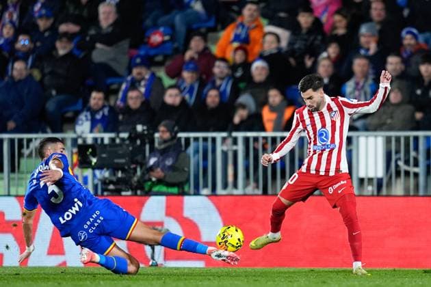 November 23, 2025, Getafe, Madrid, Spain: Alex Baena of Atletico de Madrid and Abdel Abqar of Getafe CF compete for the ball during the Spanish League, LaLiga EA Sports, football match played between Getafe CF and Atletico de Madrid at Coliseum de Getafe stadium on November 23, 2025, in Getafe, Spain. Getafe Spain - ZUMAa181 20251123_zaa_a181_239 Copyright: xDennisxAgyemanx