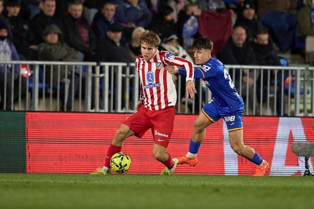 Pablo Barrios Atletico de Madrid and Adrian Liso Getafe CF battle for the ball during the LaLiga EA Sports match between Getafe CF v AtlÃ tico Madrid at Coliseum on November 23, 2025 in Getafe, Spain Photo by Manu Reino DeFodi Images