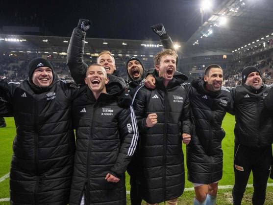 Soccer, Men, Season 2025 2026, 1 Bundesliga 11 Matchday , FC St Pauli 1 FC Union Berlin, f l Goalkeeper Matheo Raab 1 FC Union Berlin , Tim Skarke 1 FC Union Berlin , Co Coach Kevin McKenna 1 FC Union Berlin , Co Coach Danilo de Souza 1 FC Union Berlin , Goalkeeper Frederik Rönnow 1 FC Union Berlin , Rani Khedira 1 FC Union Berlin , Co Coach Sebastian Bönig 1 FC Union Berlin , Cheering after the final whistle, 23 11 2025, Copyright: xMatthiasxKochx