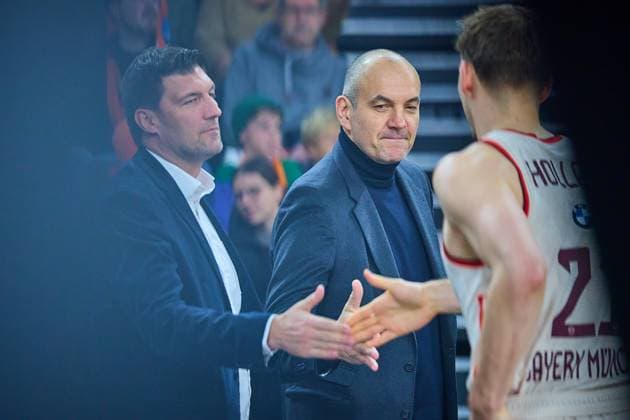 Adrian Sarmiento FC Bayern, Commercial Managing Director and Dragan Tarlac FC Bayern, Managing Director Sports applaud Isiaha Mike FC Bayern, 22 ab GER, ratiopharm ulm vs FC Bayern, Basketball, Matchday 8, EasyCredit Bundesliga, Season 2025 2026, 23 11 2025 GER, ratiopharm ulm vs FC Bayern, Basketball, Matchday 8, EasyCredit Bundesliga, Season 2025 2026, 23 11 2025 New Ulm Copyright: xEibner-Pressefoto GeraldxOelze-dexStoppanyx EP_ODS