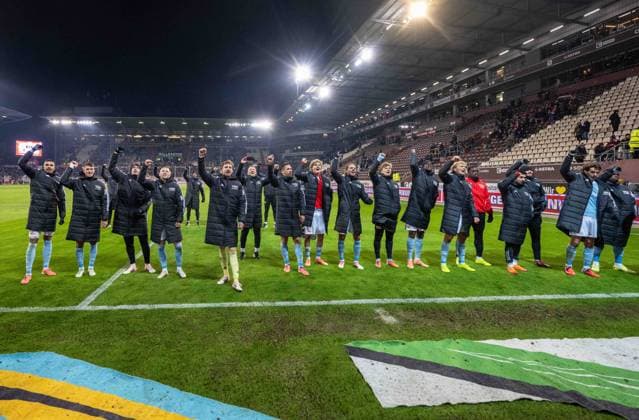 Soccer, Men, Season 2025 2026, 1 Bundesliga 11 Matchday , FC St Pauli 1 FC Union Berlin, Union cheers with the fans after the final whistle, 23 11 2025, Copyright: xMatthiasxKochx