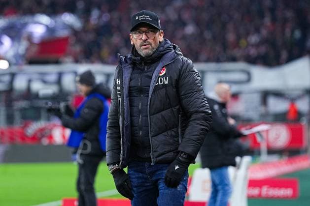 23 11 2025, xydrx, Football, 3 Liga, Rot Weiss Essen FC Energie Cottbus, Season 2025 2026, Stadion an der Hafenstraße Claus Dieter Wollitz Head Coach FC Energie Cottbus DFB regulations prohibit any use of photographs as image sequences and or quasi video Nordrhein Westfahlen Germany