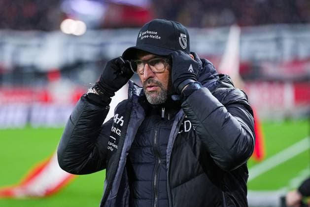 23 11 2025, xydrx, Football, 3 Liga, Rot Weiss Essen FC Energie Cottbus, Season 2025 2026, Stadion an der Hafenstraße Claus Dieter Wollitz Head Coach FC Energie Cottbus DFB regulations prohibit any use of photographs as image sequences and or quasi video Nordrhein Westfahlen Germany