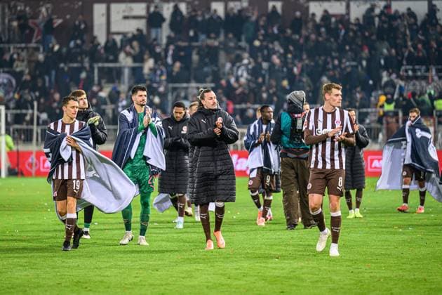 Soccer I Men I Season 2025 2026 I Bundesliga I 11 Matchday I FC St Pauli 1 FC Union Berlin I 23 11 2025 Martijn Kaars 19, FC St Pauli , Nikola Vasilj 22, FC St Pauli , Jackson Irvine 7, FC St Pauli , Eric Smith 8, FC St Pauli Hamburg Millerntor Stadion Hamburg Germany Copyright: xLobecax xHenningxRohlfsx