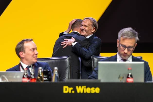 23.11.2025, Fussball, Saison 2025 2026, 1. Bundesliga, Mitgliederversammlung Borussia Dortmund, v. l. stellv. Präsident Daniel Lörcher (Borussia Dortmund) wird von Präsident Hans-Joachim Watzke (Borussia Dortmund) umarmt, Dortmund Messe Wetsfalenhalle NRW Deutschland xRHR-FOTO DEx *** 23 11 2025, Football, Season 2025 2026, 1 Bundesliga, General Meeting Borussia Dortmund, f l Deputy President Daniel Lörcher Borussia Dortmund is embraced by President Hans Joachim Watzke Borussia Dortmund, Dortmund Messe Wetsfalenhalle NRW Germany xRHR PHOTO DEx Copyright: DennisxEwert RHR-FOTOx RHR-FOTO DE