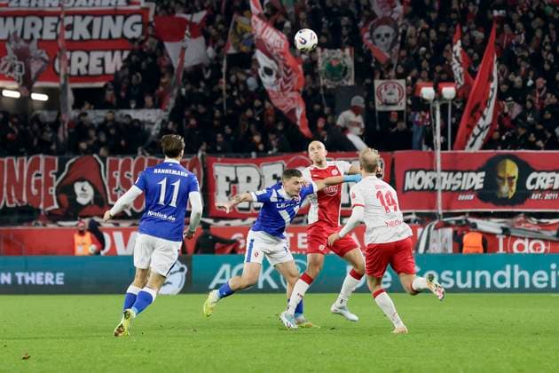 Soccer 3 Liga 13 Matchday Rot Weiss Essen FC Energie Cottbus on 23 11 2025 at the stadium on Hafenstraße in Essen Tobias Kraulich Rot Weiss Essen
