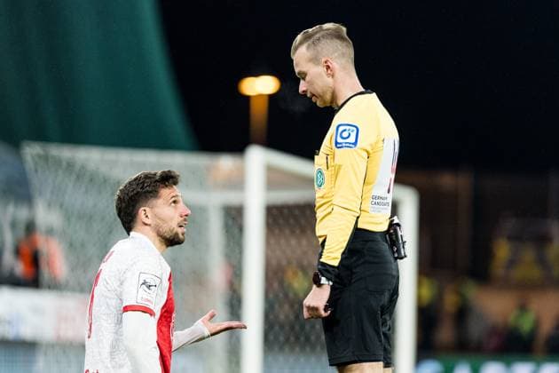 3 Liga Rot Weiss Essen FC Energie Cottbus 23 11 2025 Ahmet Arslan Rot Weiss Essen, 6 discusses with referee Martin Wilke after duel and foul 3 Liga Rot Weiss Essen FC Energie Cottbus, Essen, Stadion an der Hafenstrasse on 23 11 2025 DFB REGULATIONS PROHIBIT ANY USE OF PHOTOGRAPHS AS IMAGE SEQUENCES AND OR QUASI VIDEO Copyright: xBEAUTIFULxSPORTS Wunderlx