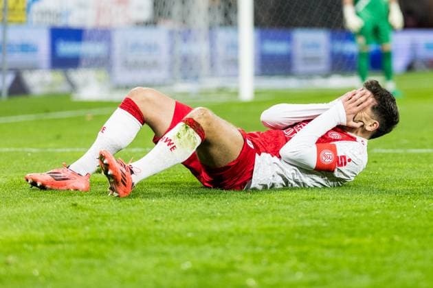 3 Liga Rot Weiss Essen FC Energie Cottbus 23 11 2025 Ahmet Arslan Rot Weiss Essen, 6 stays down after a duel and hits his hands in front of his face 3 Liga Rot Weiss Essen FC Energie Cottbus, Essen, Stadion an der Hafenstrasse on 23 11 2025 DFB REGULATIONS PROHIBIT ANY USE OF PHOTOGRAPHS AS IMAGE SEQUENCES AND OR QUASI VIDEO Copyright: xBEAUTIFULxSPORTS Wunderlx