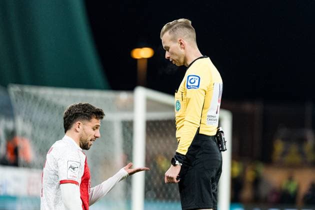 3 Liga Rot Weiss Essen FC Energie Cottbus 23 11 2025 Ahmet Arslan Rot Weiss Essen, 6 discusses with referee Martin Wilke after duel and foul 3 Liga Rot Weiss Essen FC Energie Cottbus, Essen, Stadion an der Hafenstrasse on 23 11 2025 DFB REGULATIONS PROHIBIT ANY USE OF PHOTOGRAPHS AS IMAGE SEQUENCES AND OR QUASI VIDEO Copyright: xBEAUTIFULxSPORTS Wunderlx