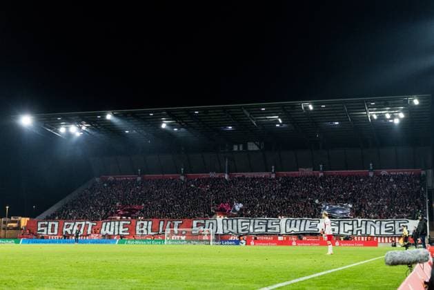 3 Liga Rot Weiss Essen FC Energie Cottbus 23 11 2025 Choreo of the fans of Rot Weiss Essen As red as blood, as white as snow 3 Liga Rot Weiss Essen FC Energie Cottbus, Essen, Stadion an der Hafenstrasse on 23 11 2025 DFB REGULATIONS PROHIBIT ANY USE OF PHOTOGRAPHS AS IMAGE SEQUENCES AND OR QUASI VIDEO Copyright: xBEAUTIFULxSPORTS Wunderlx