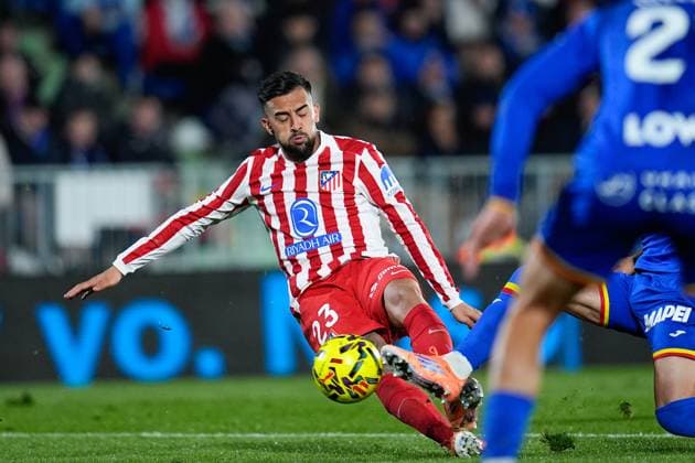 November 23, 2025, Getafe, Madrid, Spain: Nico Gonzalez of Atletico de Madrid kicks the ball during the Spanish League, LaLiga EA Sports, football match played between Getafe CF and Atletico de Madrid at Coliseum de Getafe stadium on November 23, 2025, in Getafe, Spain. Getafe Spain - ZUMAa181 20251123_zaa_a181_244 Copyright: xDennisxAgyemanx