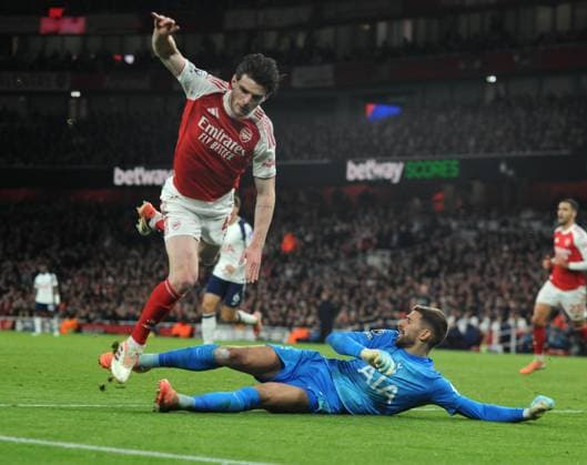 Football - 2025 2026 Premier League - Arsenal vs Tottenham Hotspur - Emirates Stadium - 23rd November 2025. Declan Rice of Arsenal challenges goalkeeper, Guglielmo Vicario at the Emirates stadium COLORSPORT Andrew Cowie 