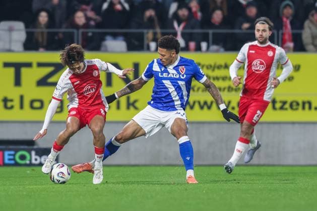 Soccer 3 Liga 15 Matchday Rot Weiss Essen FC Energie Cottbus on 23 11 2025 at Stadion an der Hafenstraße in Essen Kaito Mizuta Essen , left Justin Butler Cottbus , right DFB regulations prohibit any use of photographs as image sequences and or quasi video xJRx