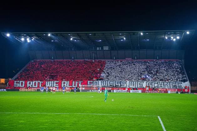 23 11 2025, xydrx, Fußball, 3 Liga, Rot Weiss Essen FC Energie Cottbus, Saison 2025 2026, Stadion an der Hafenstraße Choreografir der Fans von Rot Weiss Essen mit der Aufschrift So rot wie Blut so Weiss wie Schnee DFB regulations prohibit any use of photographs as image sequences and or quasi video Nordrhein Westfahlen Germany