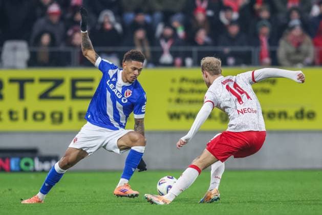 Soccer 3 Liga 15 Matchday Rot Weiss Essen FC Energie Cottbus on 23 11 2025 at Stadion an der Hafenstraße in Essen Justin Butler Cottbus , left Lucas Brumme Essen , right DFB regulations prohibit any use of photographs as image sequences and or quasi video xJRx