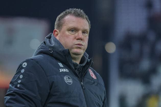 Soccer 3 Liga 15 Matchday Rot Weiss Essen FC Energie Cottbus on 23 11 2025 at Stadion an der Hafenstraße in Essen Uwe Koschinat Coach Head Coach Essen DFB regulations prohibit any use of photographs as image sequences and or quasi video xJRx