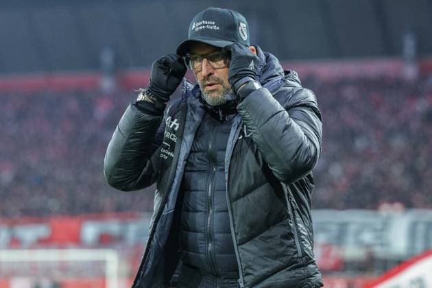 Soccer 3 Liga 15 Matchday Rot Weiss Essen FC Energie Cottbus on 23 11 2025 at Stadion an der Hafenstraße in Essen Clas Dieter Wollitz Coach Head Coach Cottbus DFB regulations prohibit any use of photographs as image sequences and or quasi video xJRx