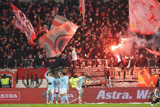 GER, Hamburg, Football, DFL, FC St Pauli vs 1 FC Union Berlin, im Millerntor Stadion , 23 11 2025 , v l The fans of 1 FC Union Berlin celebrate the victory against FC St Pauli DFL regulations prohibit any use of photographs as image sequences and or quasi video Copyright: HMBxMedia FernandoxSoares