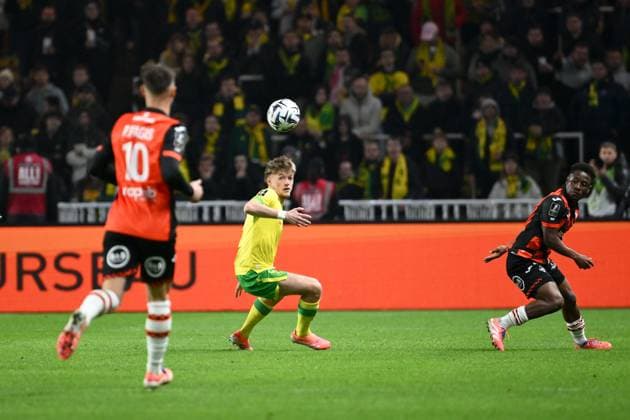 FC Nantes v FC Lorient - Ligue 1 McDonald s 2025 2026 43 Arsene KOUASSI (fcl) - 08 Johann LEPENANT (fcn) during the Ligue 1 McDonald s match between Nantes and Lorient at Stade de la Beaujoire on November 23, 2025 in Nantes, France. Nantes France  Copyright: xFEPx 776348203