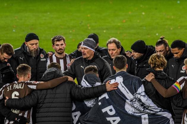 Coach Alexander Blessin speaks to the Pauli team in the team circle Germany , Hamburg , Millerntorstadion , Football , 1 Bundesliga , FC St Pauli 1 FC Union Berlin