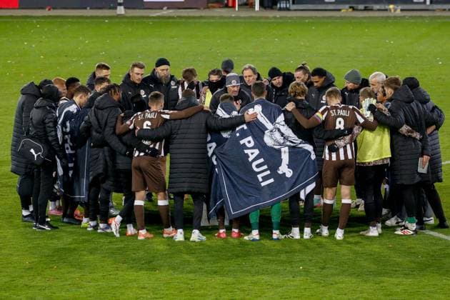 Coach Alexander Blessin speaks to the Pauli team in the team circle Germany , Hamburg , Millerntorstadion , Football , 1 Bundesliga , FC St Pauli 1 FC Union Berlin