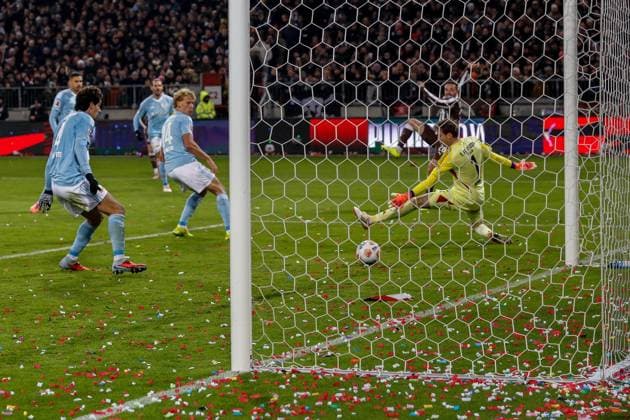 Mathias Pereira Lage Pauli hits the post Frederik Rönnow Union Germany , Hamburg , Millerntorstadion , Football , 1 Bundesliga , FC St Pauli 1 FC Union Berlin
