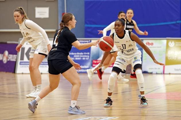 23 11 2025, xovx, Basketball DBBL, 2 Damen Basketball Bundesliga Nord, Bender Baskets Grünberg ChemCats Chemnitz v l Emma Kramer Bender Baskets Grünberg , Jette Krause ChemCats Chemnitz , Tonisha Baker Bender Baskets Grünberg Grünberg Sporthalle Theo Koch Schule Hessen Deutschland DE