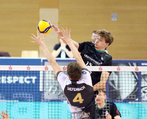 from left Darius DIEFENBACH Ludwigsburg , Jakub KLAJMON Haching , He Volleyball, 1 BL,25 26, TSV Haching Muenchen vs Barock Volleys Ludwigsburg, , Geothermie Arena, Unterhaching, 23 11 25 Copyright: WolfgangxFehrmann