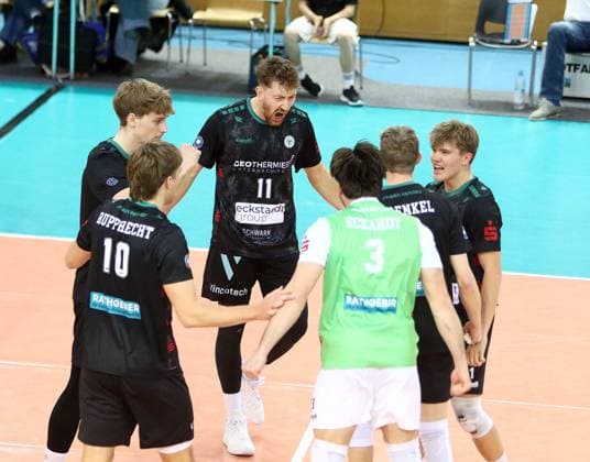 Hachinger Freude über einen Punktgewinn, He Volleyball, 1 BL,25 26, TSV Haching Muenchen vs Barock Volleys Ludwigsburg, , Geothermie Arena, Unterhaching, 23 11 25 Copyright: WolfgangxFehrmann